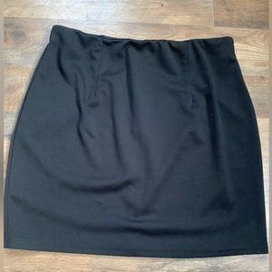 Women’s size Medium black pencil skirt, like new, no stains/rips/etc…